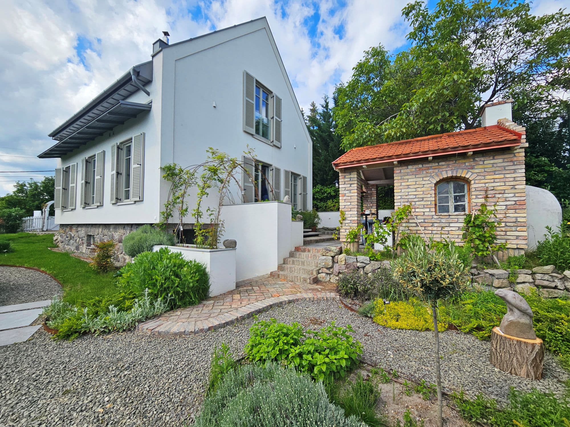 Vizitkártya_Bontott tégla_Insta_aug.jpg